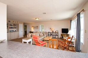 TV, DVD player, stereo - Starbird, Almost Oceanfront House in Emerald Isle, NC! (Emerald Isle)