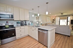 Kylskåp, mikrovågsugn, ugn och diskmaskin