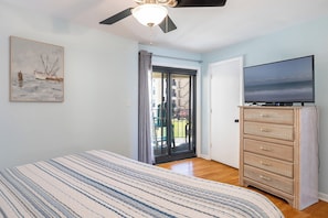 4 bedrooms, WiFi - Summer Winds B-237, Oceanfront Condo in Indian Beach, NC! (Indian Beach)