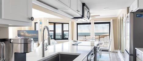 Refrigerador, microondas, lavavajillas y cafetera y tetera