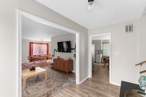 Smart TV, caminetto, tavolo da ping pong