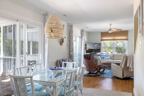 تلفزيون ذكي، مشغل دي في دي، تنس طاولة