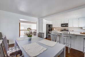 Dining - Your Spring & Summer Coastal Retreat Awaits in Huntington Beach! (Huntington Beach)