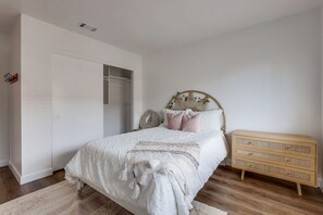 3 bedrooms, free WiFi - Your Spring & Summer Coastal Retreat Awaits in Huntington Beach!  (Huntington Beach)