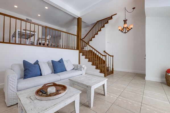 Smart TV, fireplace, offices - Your Spring & Summer Coastal Retreat Awaits in Huntington Beach! (Huntington Beach)