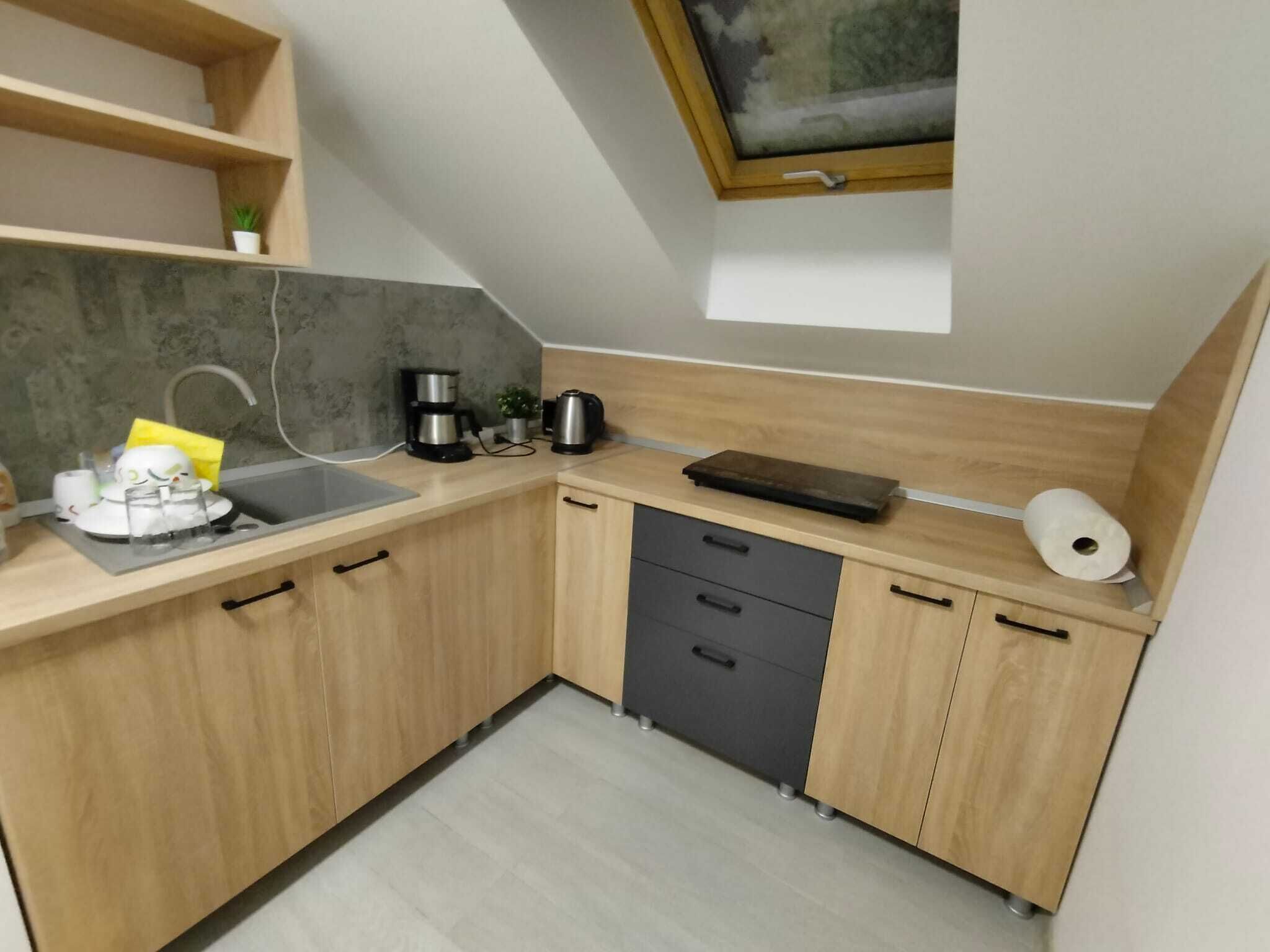 Fridge, stovetop, coffee/tea maker, electric kettle