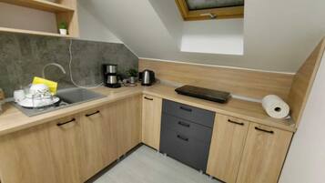 Fridge, stovetop, coffee/tea maker, electric kettle