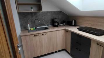 Een koelkast, een kookplaat, een koffiezetapparaat/waterkoker