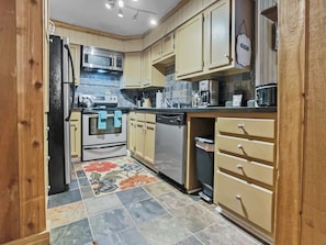 Fridge, oven, stovetop, coffee/tea maker
