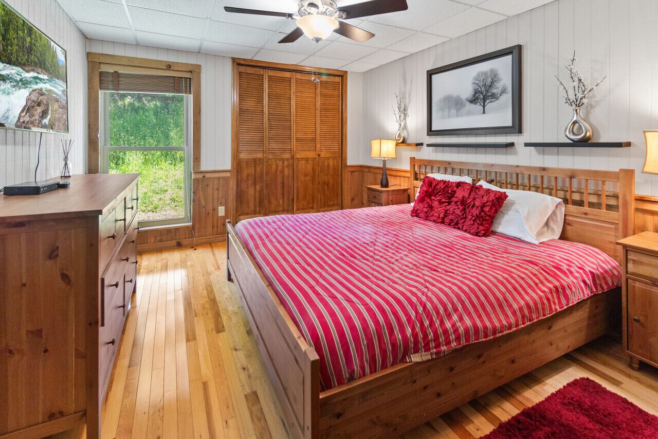 2 室のベッドルーム、デスク、WiFi (無料)、ベッドシーツ