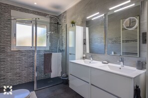 Douche, sĂšche-cheveux