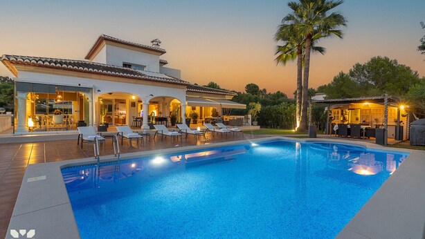 A swimming pool with lounge chairs and a covered patio area. - Villa Pacifica by Abahana Villas (Javea / Xàbia)
