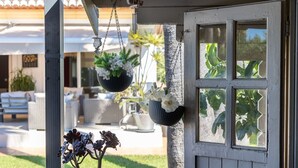 A porch with hanging planters and a view of the outdoor seating area. - Villa Pacifica by Abahana Villas (Javea / Xàbia)