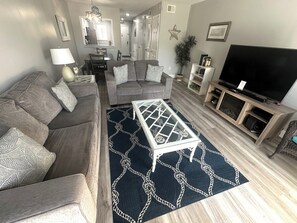 テレビ、暖炉、DVD プレーヤー、書庫