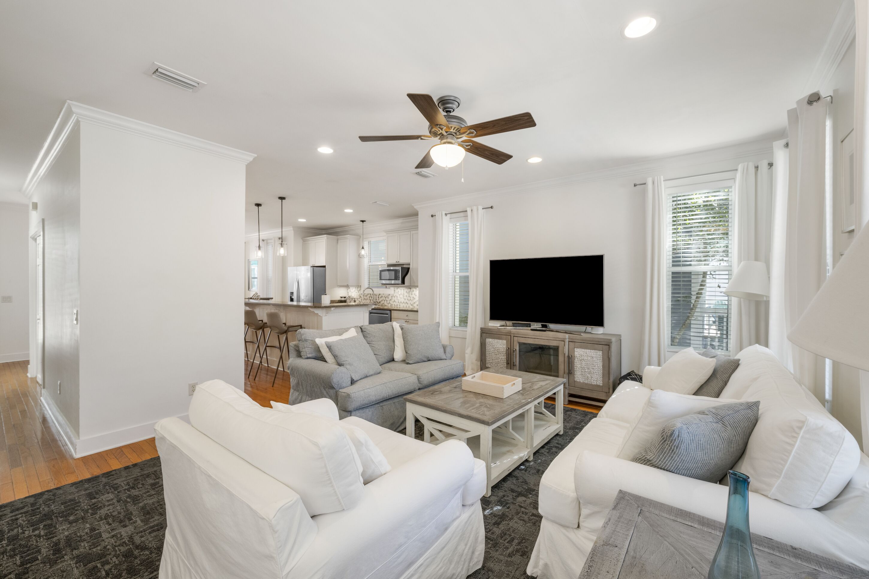 65-吋智慧型電視、數位頻道、Netflix、Hulu