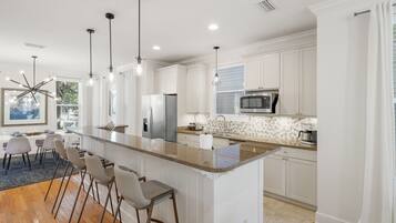 Full-sized fridge, microwave, oven, stovetop
