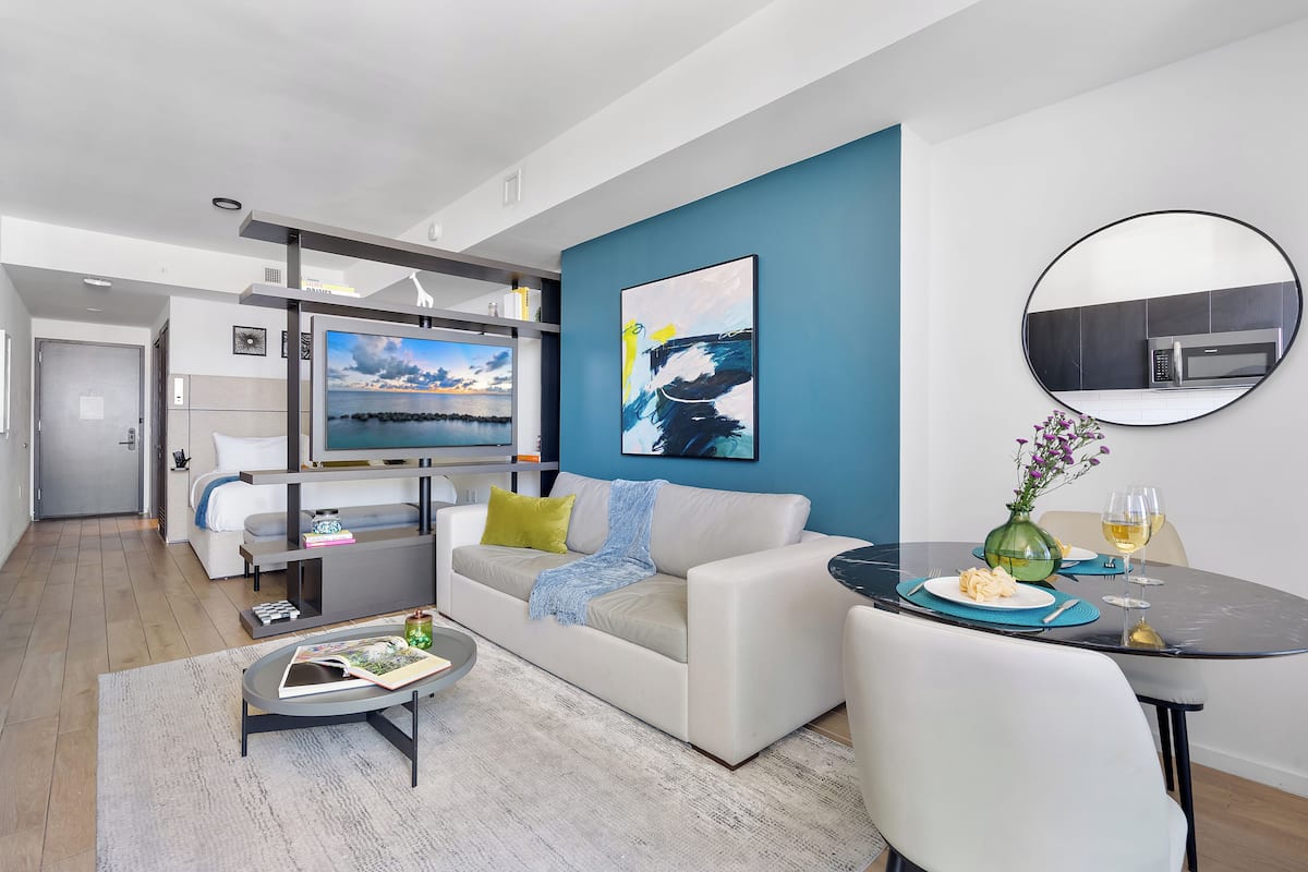 Deluxe Studio, 1 King Bed with Sofa bed, Bay View 4608