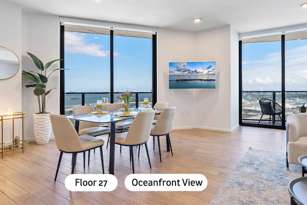 City Apartment, 2 Bedrooms, Ocean View, Oceanfront2709 | Living area | 55-inch Smart TV with cable channels