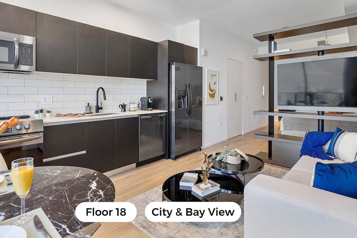 Deluxe Studio, 1 King Bed with Sofa bed, Bay View1804 | Living area