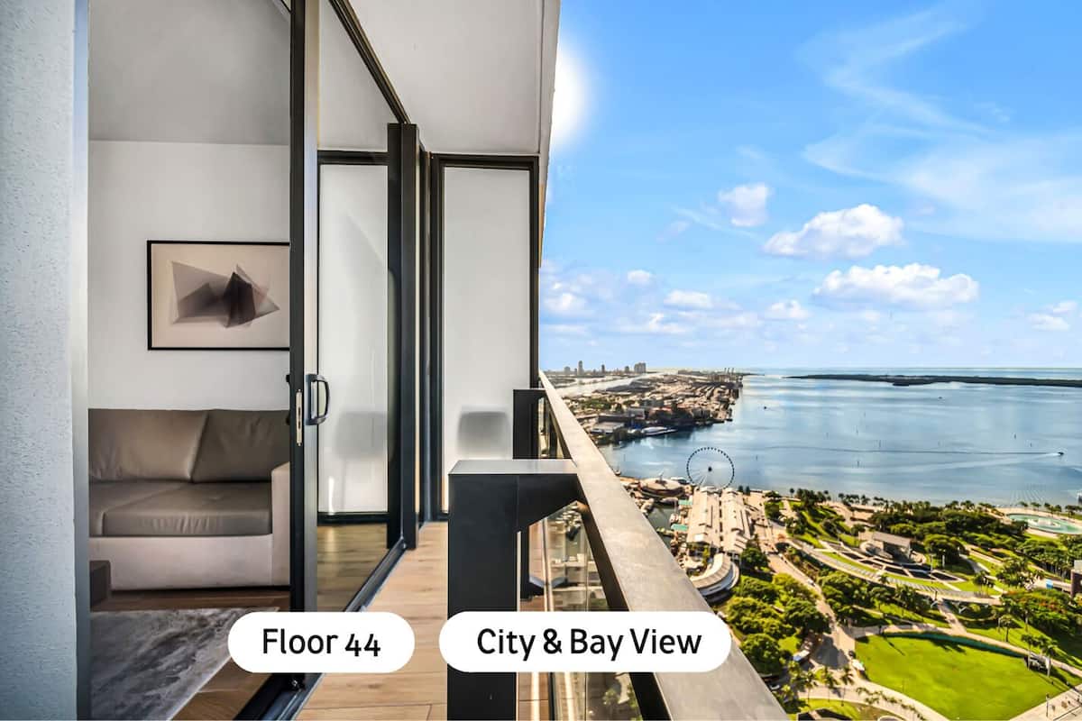 Deluxe Studio, 1 King Bed with Sofa bed, Bay View4416 | Terrace/patio