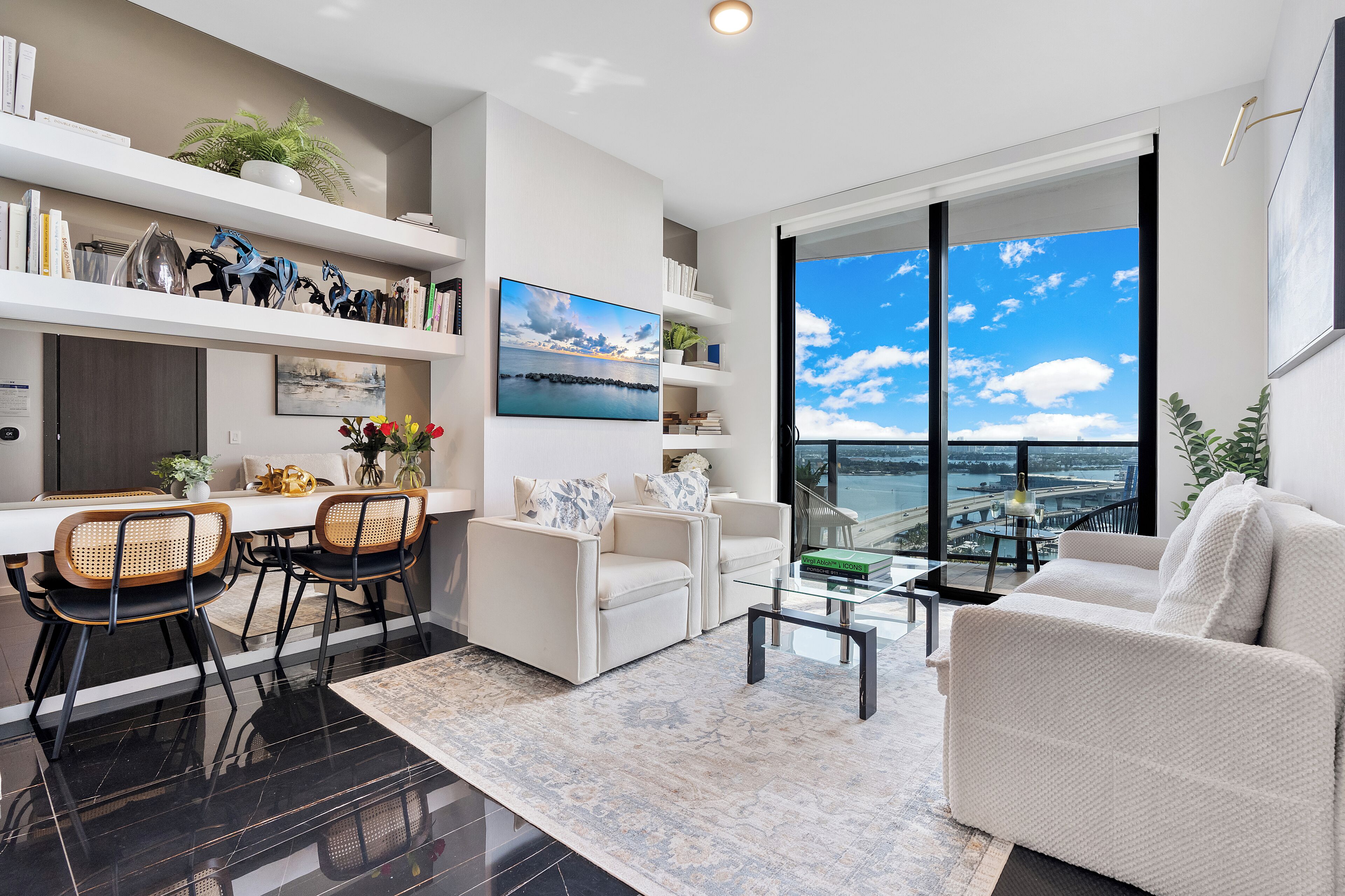 經典公寓 | 起居區 | 55-吋智慧型電視，提供有線頻道