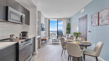 City appartement, 2 slaapkamers, uitzicht op zee, aan zee | Dineren op de kamer