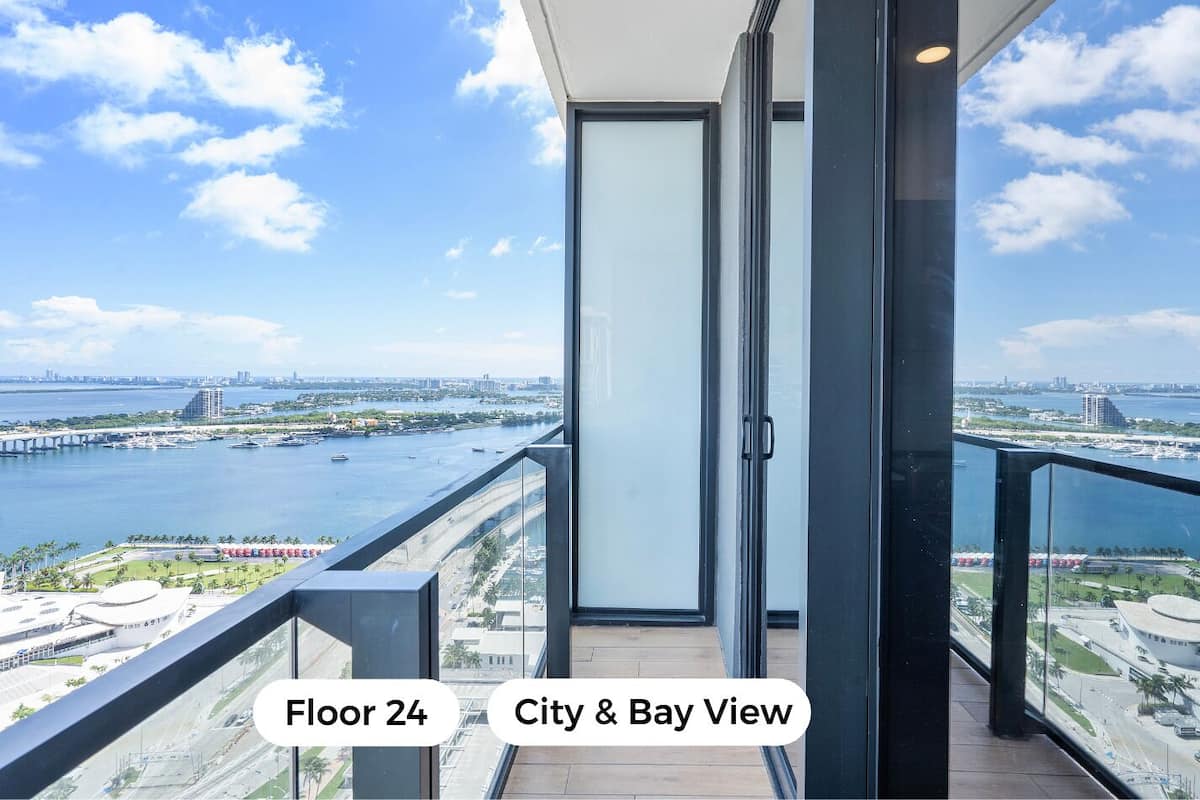 Deluxe Studio, 1 King Bed with Sofa bed, Bay View 2408 | Terrace/patio