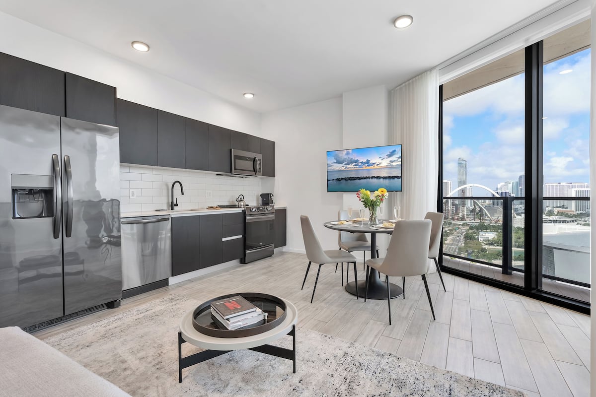 City Apartment, 2 Bedrooms, Ocean View, Oceanfront1609 | Living area