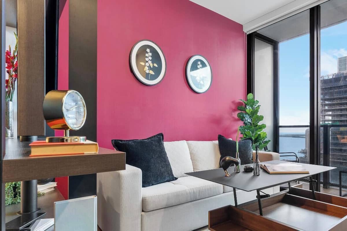 Studio Deluks, 1 Tempat Tidur King dengan tempat tidur Sofa, pemandangan teluk | Area keluarga | Smart TV 55-inci dengan saluran TV kabel