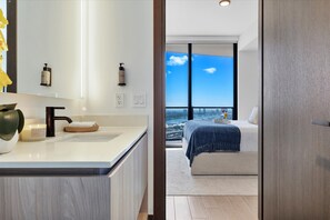 Departamento Deluxe, 1 cama King size y sofá cama, cocina, vista al océano | Baño | Regadera, regadera tipo lluvia, amenidades de baño gratuitas