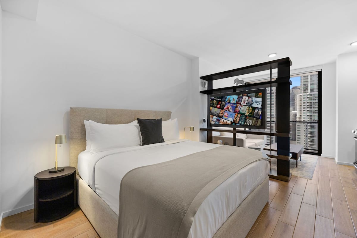 1 bedroom, Egyptian cotton sheets, premium bedding, down duvets