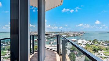Elite Apartment, 1 King Bed with Sofa bed, Bay View1915 | Balcony