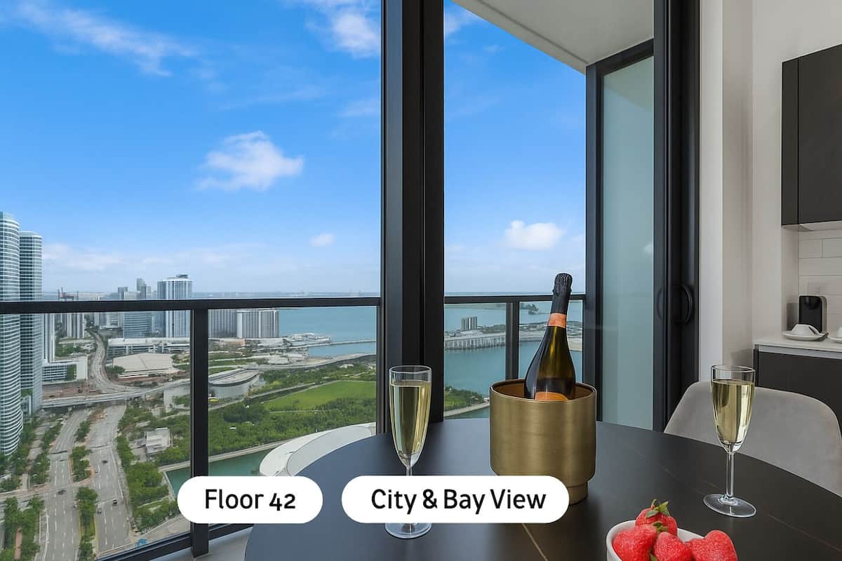 Deluxe Studio, 1 King Bed with Sofa bed, Bay View4202 | Terrace/patio