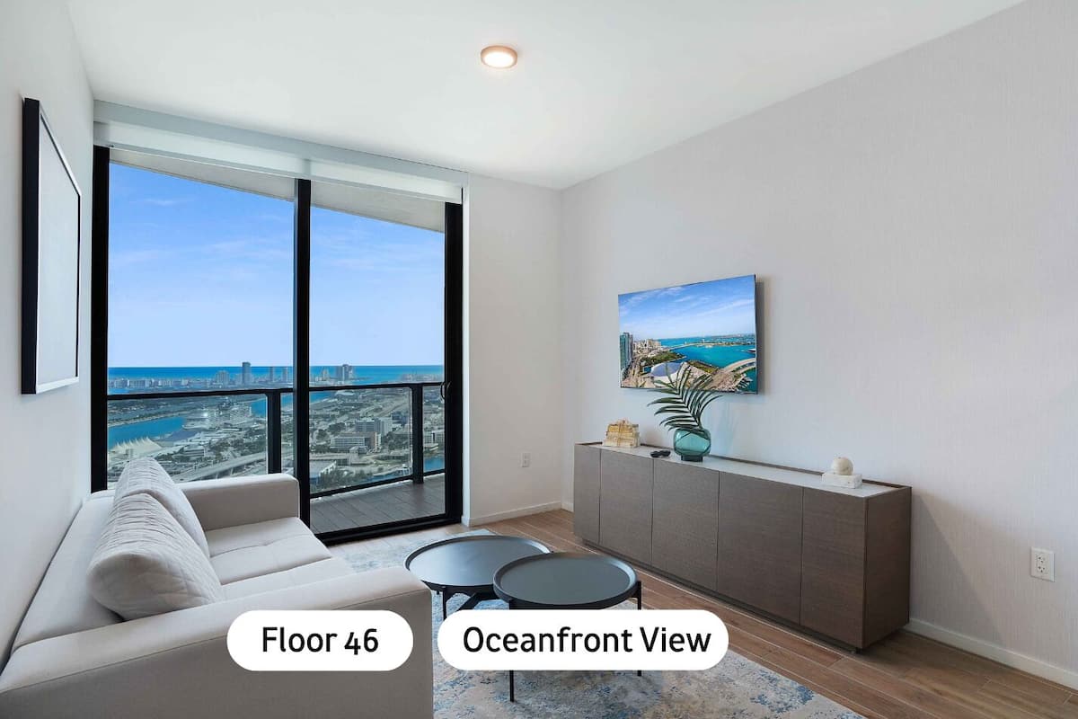 Deluxe Apartment, 1 King Bed with Sofa bed, Ocean View4610 | Living area | 55-inch Smart TV with cable channels