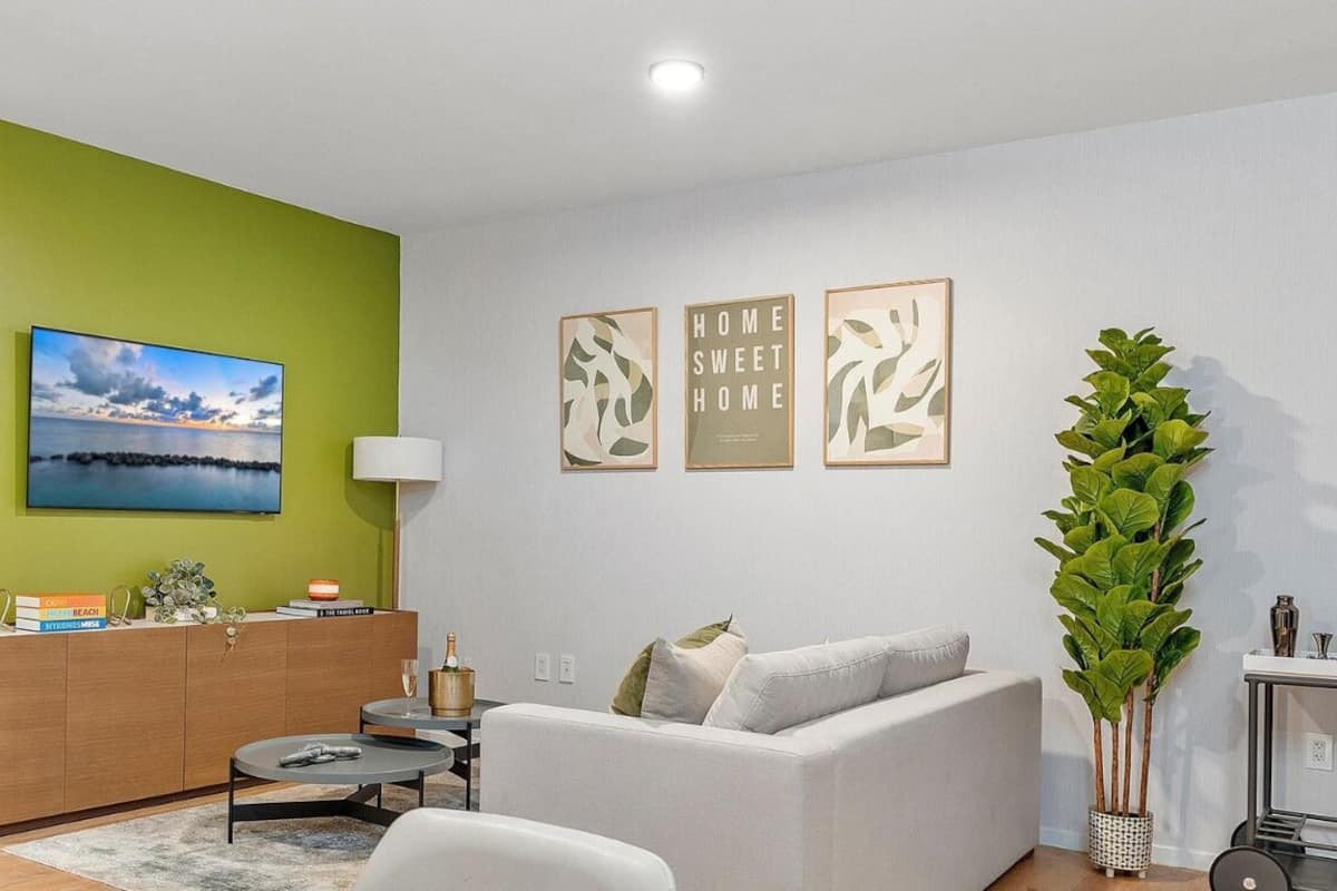 Appartement Ălite, 1 trĂšs grand lit et 1 canapĂ©-lit, vue sur la baie | Aire de sĂ©jour | TĂ©lĂ©viseur connectĂ© de 55 po avec tĂ©lĂ©vision par cĂąble