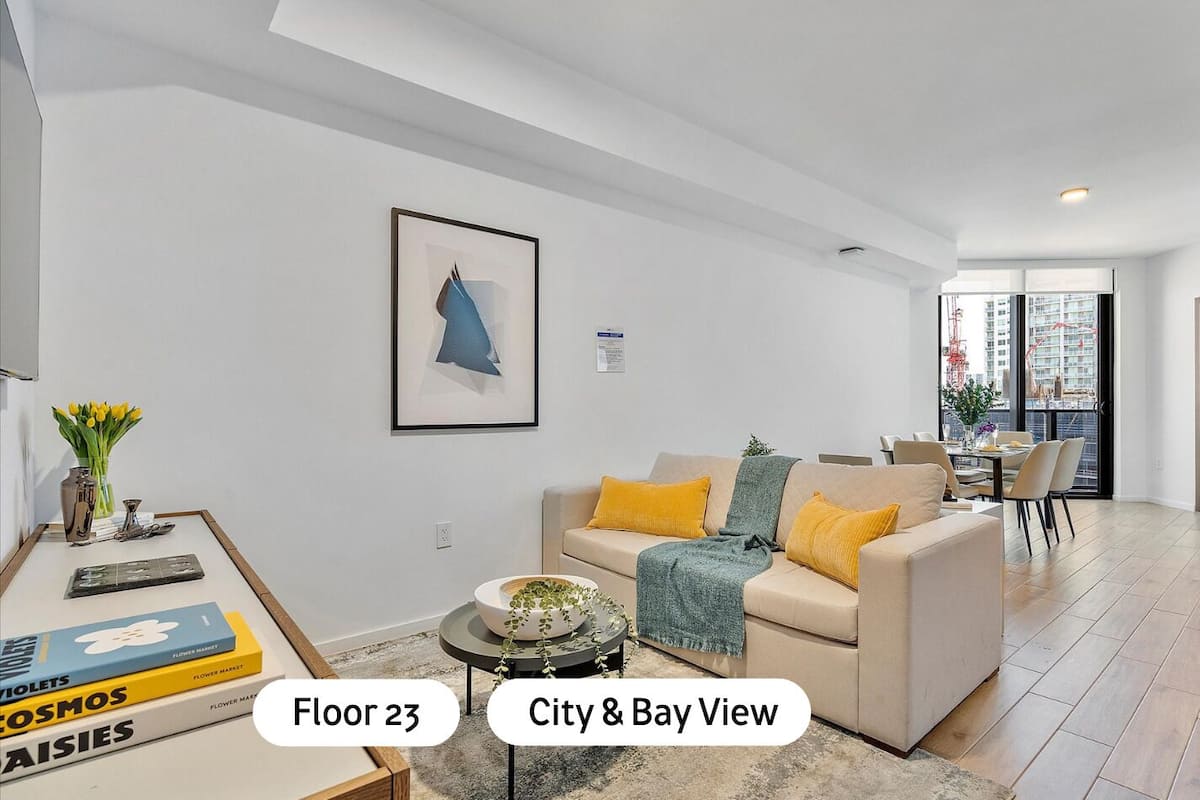 Luxury Apartment, 1 King Bed with Sofa bed, Bay View2314 | Living area | 55-inch Smart TV with cable channels