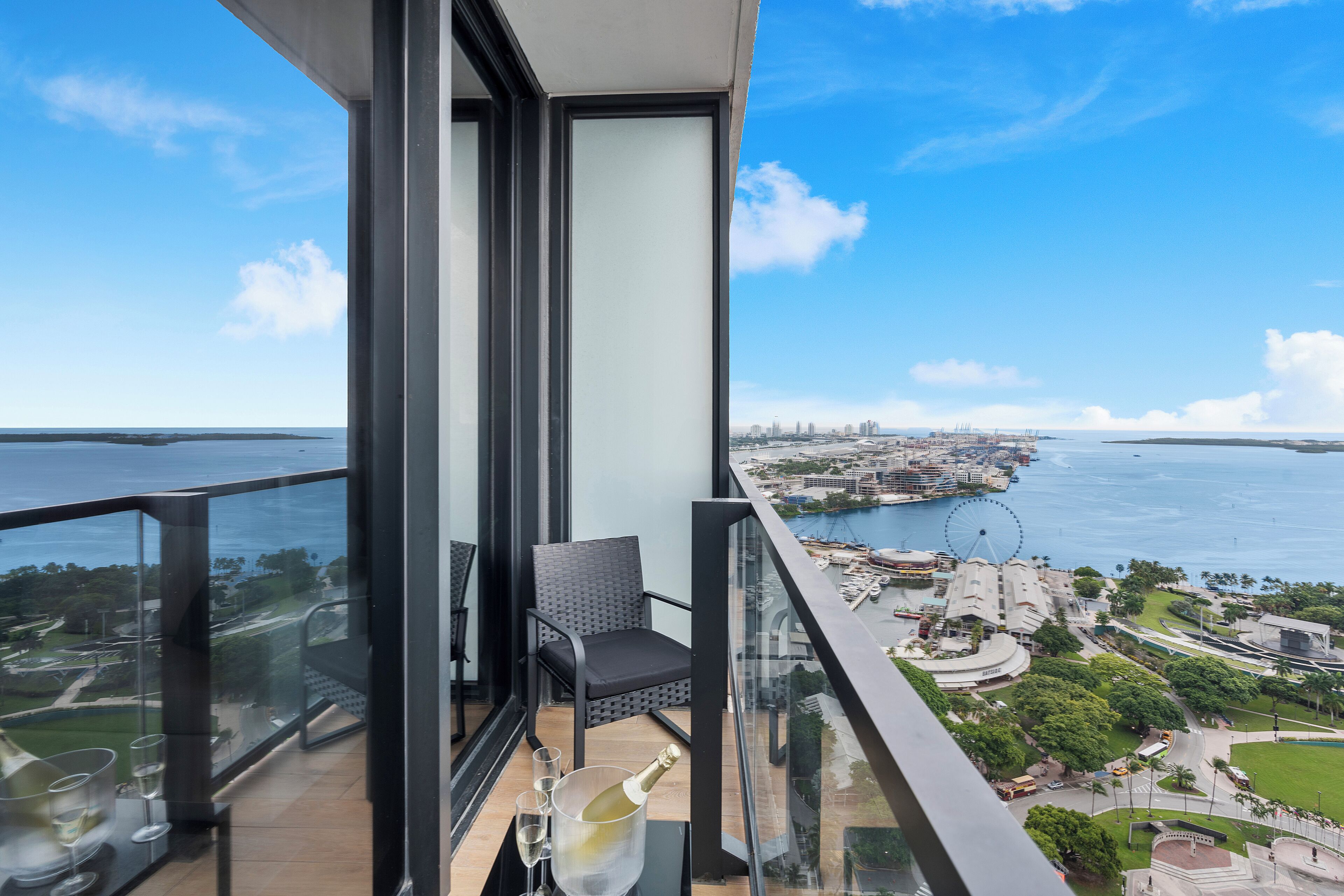 Deluxe Studio, 1 King Bed with Sofa bed, Bay View2916 | Terrace/patio