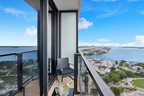 Deluxe Studio, 1 King Bed with Sofa bed, Bay View2916 | Terrace/patio - Miami Vacation Rentals - Downtown (Miami)