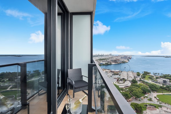 Deluxe Studio, 1 King Bed with Sofa bed, Bay View2916 | Terrace/patio - Miami Vacation Rentals - Downtown (Miami)