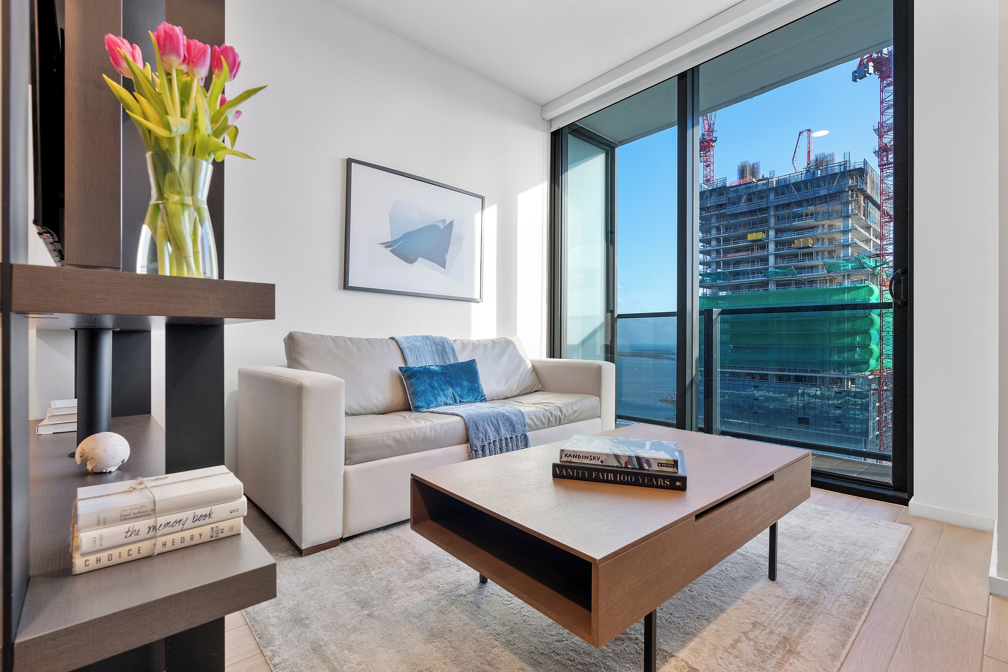 En 55-tommers smart-TV med kabel-kanaler