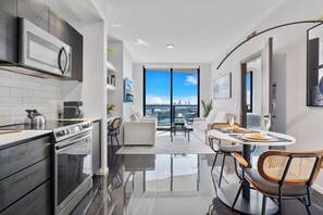 Departamento clásico, 2 habitaciones, cocina | Cocina privada | Refrigerador con congelador, microondas, horno y parrilla de estufa 