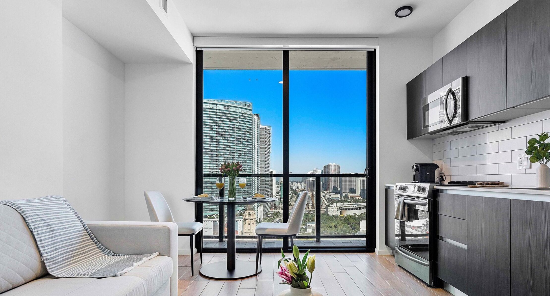 Deluxe Studio, 1 King Bed with Sofa bed, Bay View2202 | Living area | 55-inch Smart TV with cable channels