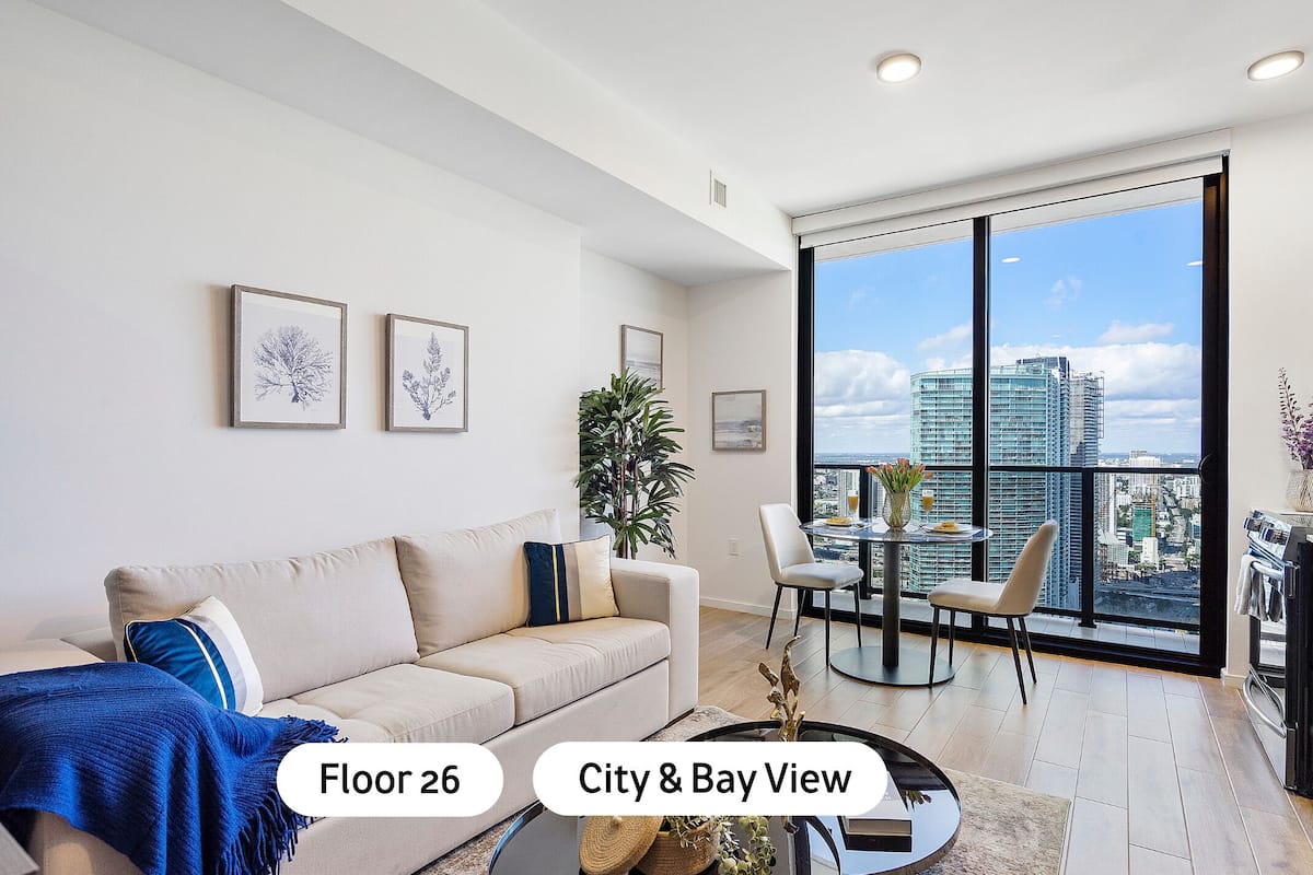 Deluxe Studio, 1 King Bed with Sofa bed, Bay View2604 | Living area | 55-inch Smart TV with cable channels