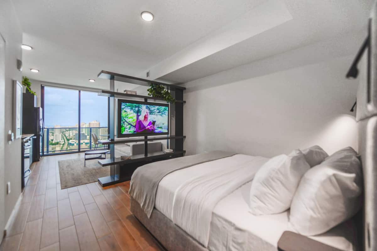 1 bedroom, Egyptian cotton sheets, premium bedding, down comforters