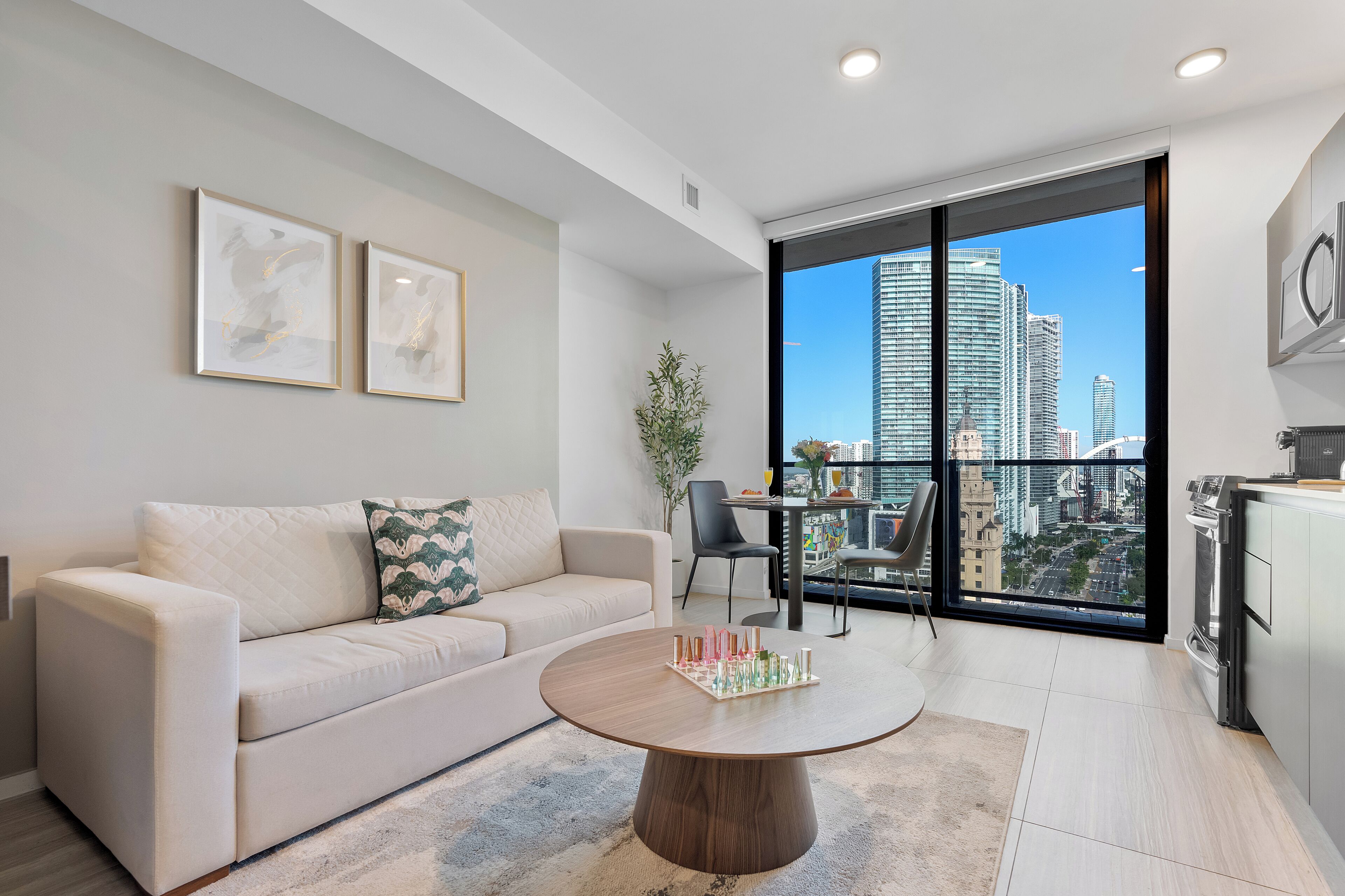 Deluxe Studio, 1 King Bed with Sofa bed, Bay View 2306 | Oppholdsområde | En 55-tommers smart-TV med kabel-kanaler