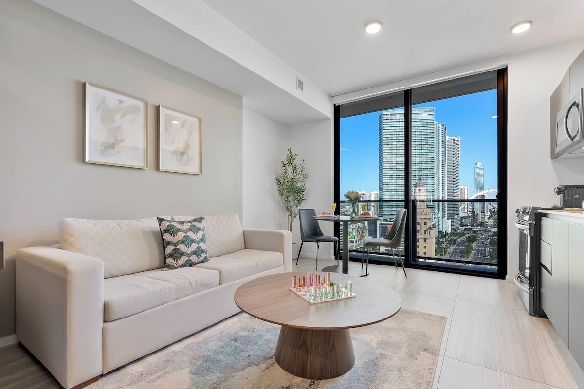 Deluxe Studio, 1 King Bed with Sofa bed, Bay View 2306 | Oppholdsområde | En 55-tommers smart-TV med kabel-kanaler