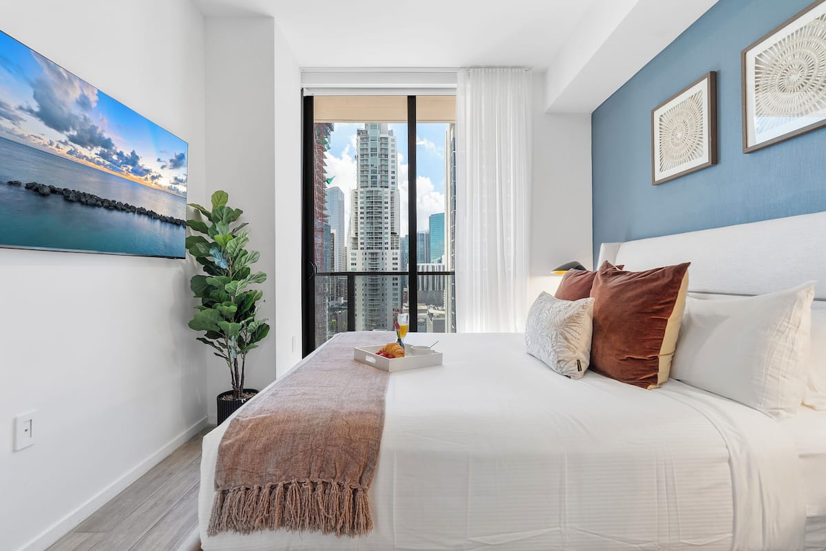 City Apartment, 2 bedrooms, bay views, oceanfront 1717 | 1 chambre, draps en coton égyptien, literie de qualité supérieure