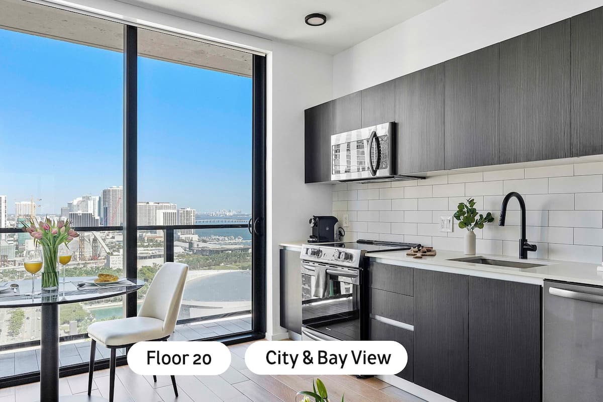 Deluxe Studio, 1 King Bed with Sofa bed, Bay View2002 | Private kitchen | Full-size fridge, microwave, oven, stovetop