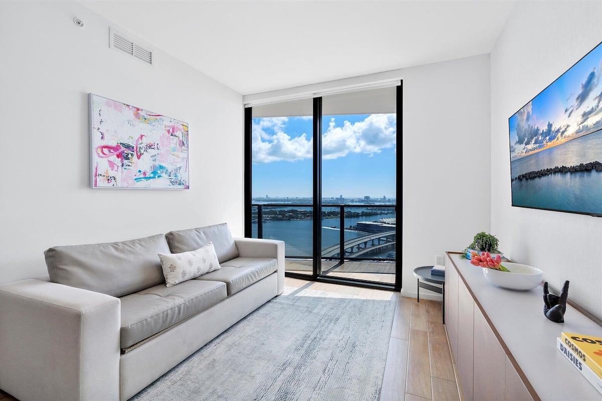 En 55-tommers smart-TV med kabel-kanaler