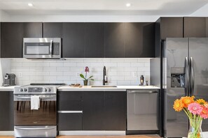 Full-size fridge, microwave, oven, stovetop